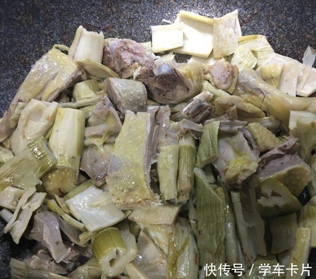 老鸭焖笋,咸香入味,非常的下饭!