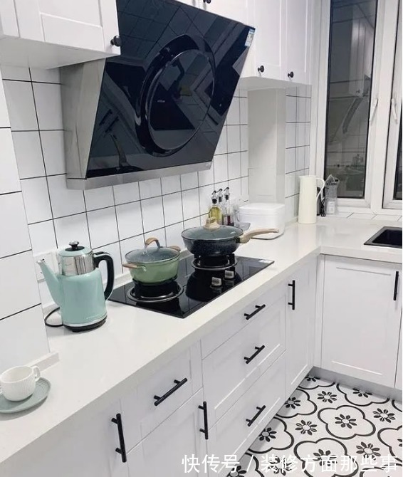 贴砖|厨房墙面还在贴砖?看看人家贴的玻璃,30年如一新!还耐用