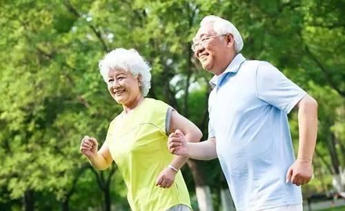 老人|73岁老人身体健康！一个动作坚持数十年，送走“三高”！