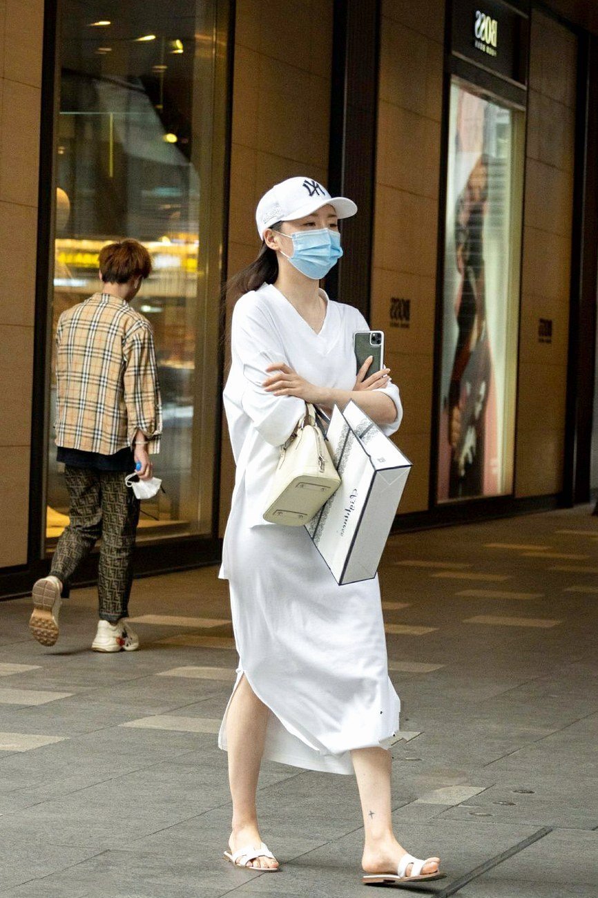 慵懒风的时尚魅力开始风靡,小姐姐们一双拖鞋,展现了自信美