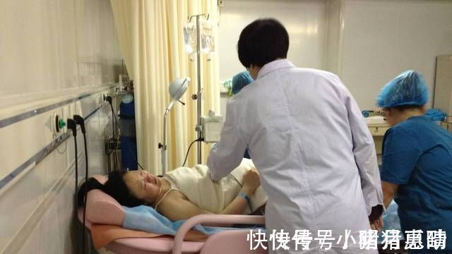 医生|国外孕妇都在用的“水中分娩”,真的适合中国产妇吗?看完秒懂