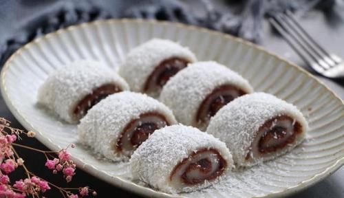 保鲜膜|夏天就馋糯米粉这做法,一蒸一卷就搞定,香甜软糯,吃1次忘不了