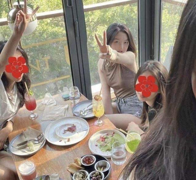 前卫 李嫣真着急长大,穿350鞋打扮似大人,扎韩系发型太有艺术家气质