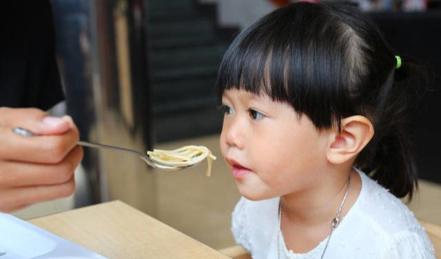 消化|儿科医生提醒孩子积食有3个信号,常做2事,赶走积食消化好