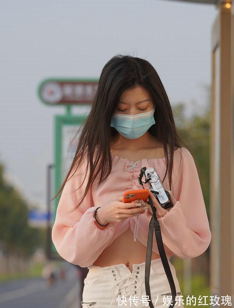 微喇叭裤|挂脖衫配修身微喇叭裤,显瘦显身姿,靓丽简约休闲有型