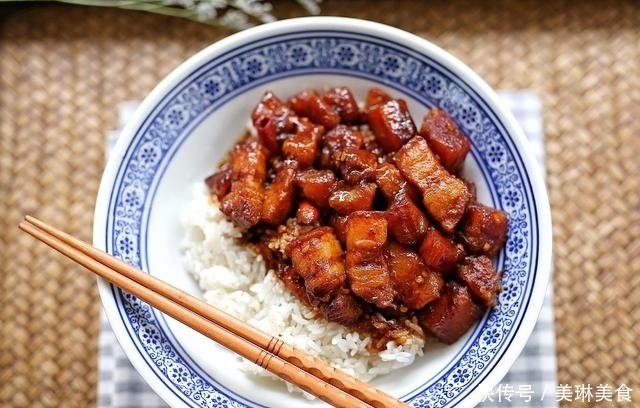 家庭秘制红烧肉炖土豆,好吃的秘诀全在此,别加错了,要不然不香