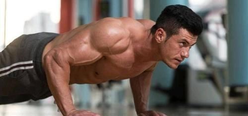 肱三头肌|天天坚持做100个俯卧撑的男人，一段时间后，身体有哪些变化呢