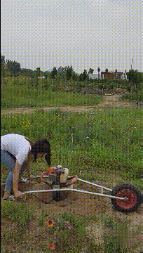 |搞笑GIF趣图: 我真的很喜欢这个游戏,为啥没姑娘跟我这样玩