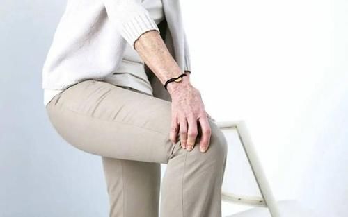 医生|走路时，膝盖突然“软”一下，是怎么回事？医生说出答案，别忽视