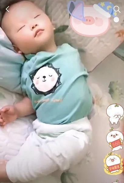 睡姿|宝宝“神奇睡姿”走红,宝妈掀开被子,网友:我一个也做不来