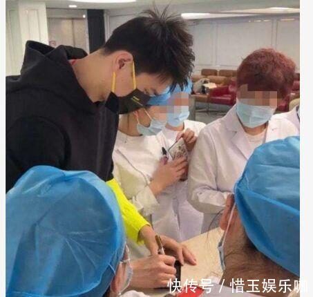 检查|孙杨带父亲去医院检查!被一群女粉讨要签名,个子太高拍照斜着站