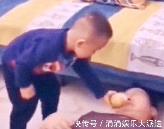 超市|嫌玩具太贵，宝爸超市倒地撒泼打滚，儿子我不要了还不行吗