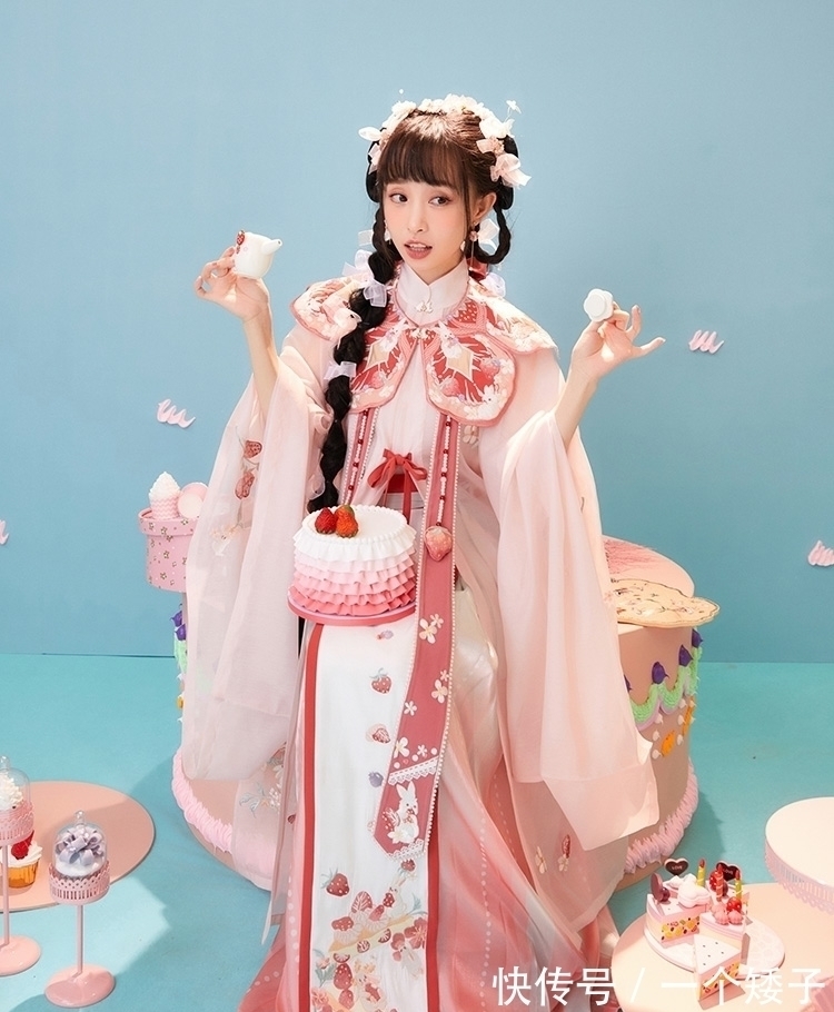 杨枝甘露&当“饮品”变成汉服,“杨枝甘露”很清新,“草莓啵啵”有点甜!
