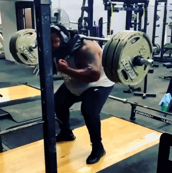 重量|超重量级的力量大神,体重197公斤“无装备”卧推355公斤