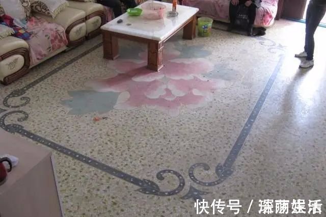 地面|越来越多人不铺瓷砖和木地板了,现在流行用它替代,好看还省钱