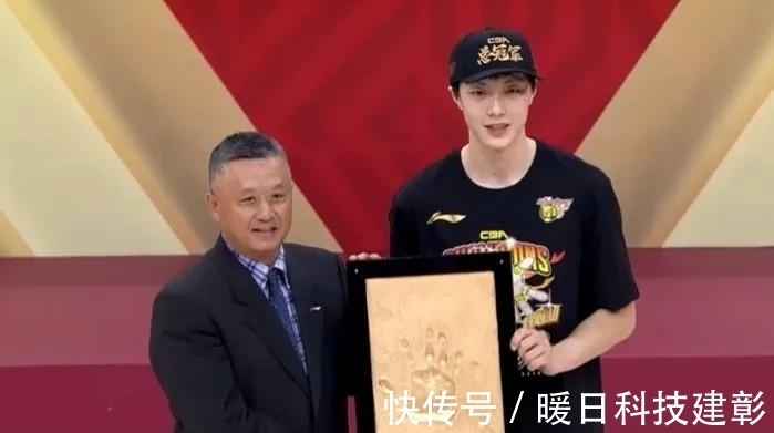最美妈妈|火了！胡明轩妈妈意外走红，被称为CBA最美妈妈