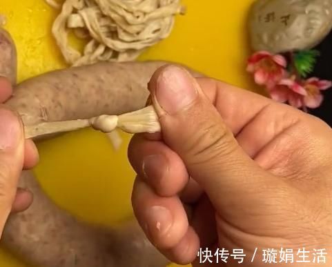自制香肠，选料精良、干净，吃起来放心，今天分享一道蒜香红肠