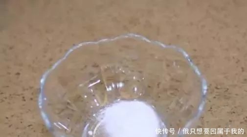 衣物|洗衣服时别只放洗衣液，多放一碗它，不用搓洗，衣服干净如新！