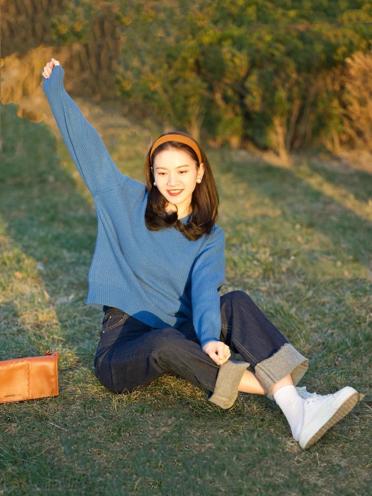 领口 优雅女人的天花板穿搭你get了吗?氛围感毛衣搭配,让你秀出优雅好气质