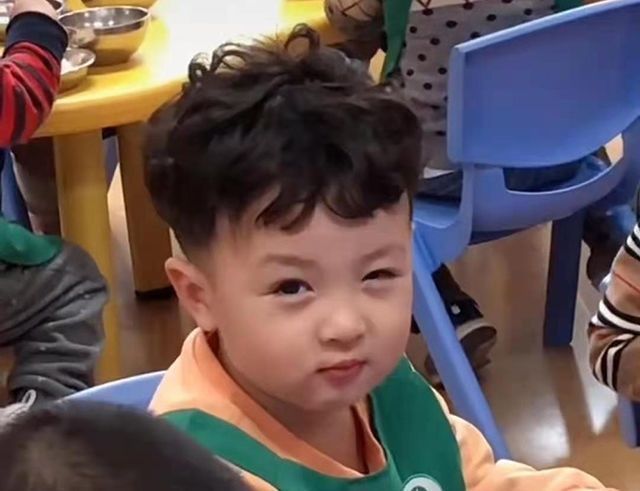 家长|幼儿园宝宝对老师“抛媚眼”,动作熟练,网友笑称:跟爸爸学的