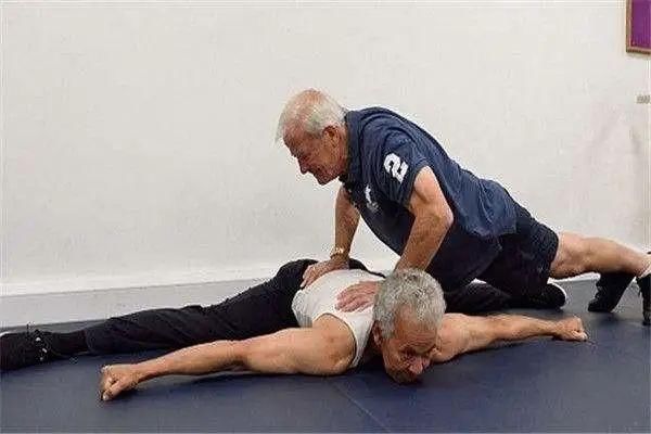 健身|70岁硬核奶奶3个月减脂28斤，凭马甲线上热搜！光彩照人的生命