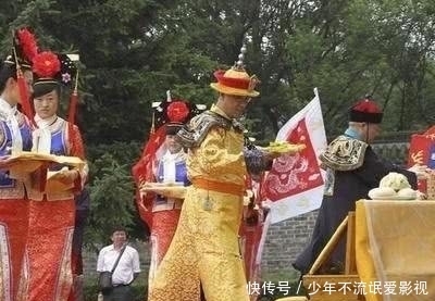 清朝|爱新觉罗家族后人穿龙袍举行祭祖大典，文武百官跪倒一片！