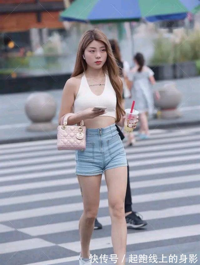 性感 白色挂脖式针织上衣,搭配牛仔短裤和小白鞋,时尚性感又减龄好看!