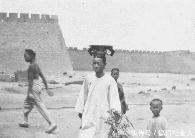 正妻|清末老照片，正妻怂的小妾愁眉锁眼，最后一张李鸿章小妾十分惊艳