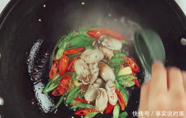 生蚝这样做还是第一次见,鲜嫩爽口,香辣味美,比烤生蚝还好吃
