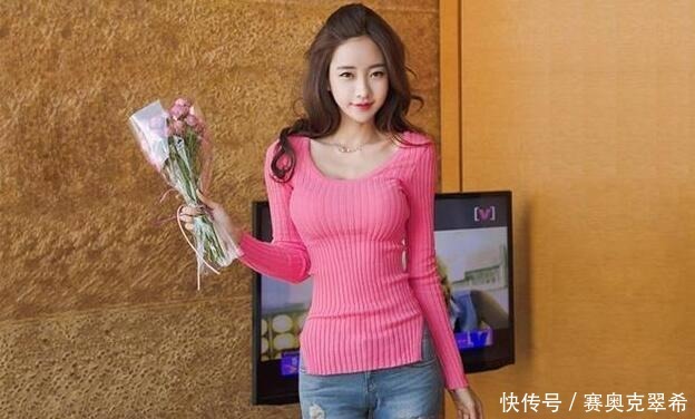 美女穿搭:小姐姐爱穿紧身牛仔裤,秀出完美曲线,轻灵而浪漫