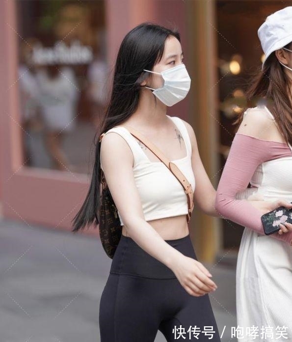 高跟鞋 修长的短夹克配高腰瑜伽裤,充满力量感