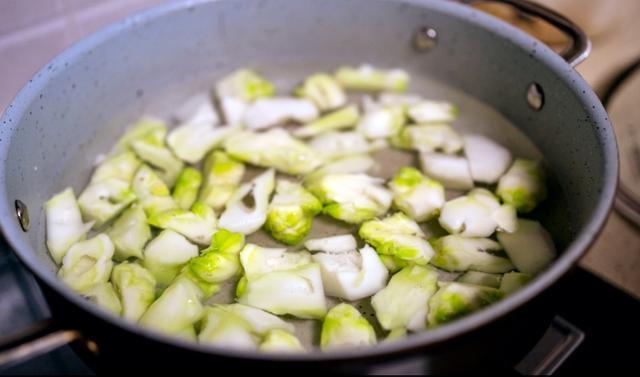 这菜北方一般吃不到，南方恨不得天天吃，每次炒一大盘都吃光