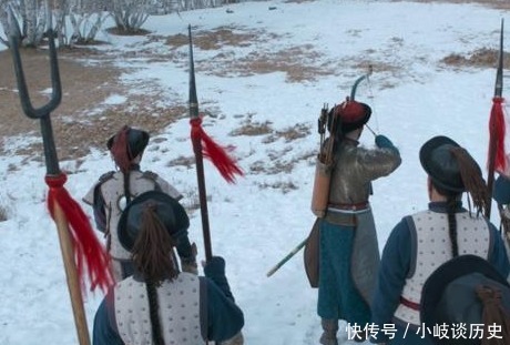 清朝侍卫或者武士为何喜欢把刀反过来佩戴,这么做有什么好处和坏处?