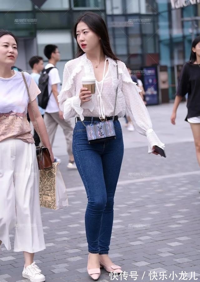 洋气|白色印花或浅蓝色的组合非常少女心，显瘦又洋气，通勤感十足