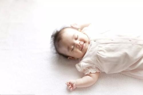 儿科医生|宝宝半夜大哭不止，新手奶爸手足无措？缓解方法看这里