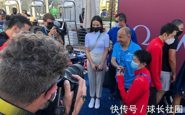 fin国际泳联主席亲自采访,让全红婵捂脸害羞,全妹谈跳海说出大实话