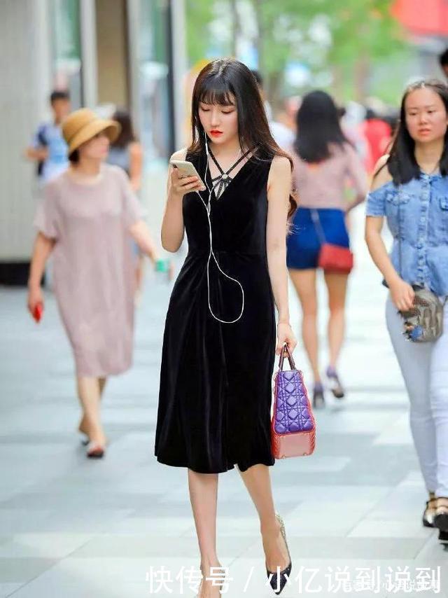 一袭蓝色连体裤,气质美女端庄优雅,给人神清气爽的感觉