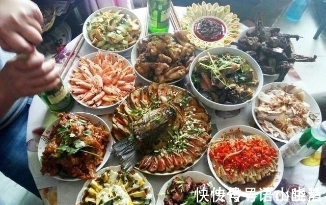 除夕年夜饭,每家每户都不一样,看到这10桌年夜饭,您符合那个?