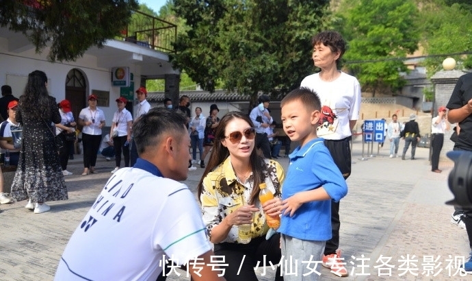 娇妻|恩爱!林丹赖着欧式大床不起,娇妻谢杏芳柔声细语:起床了