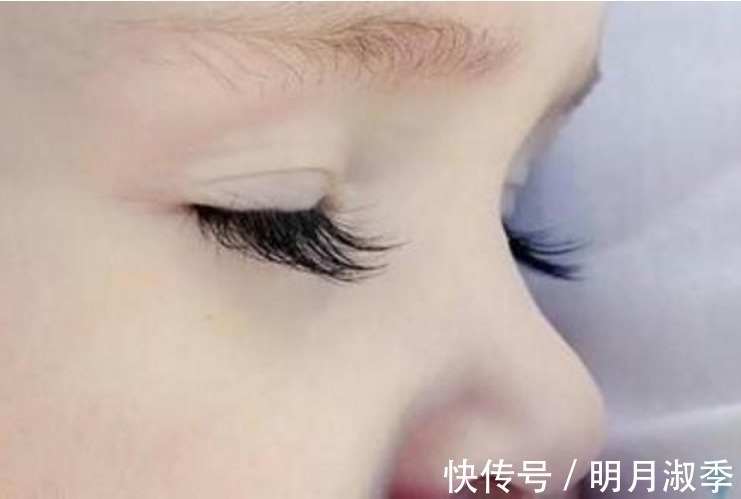 鼻梁|2岁儿子乖巧吃饭,“地中海”发型太吸睛,网友:上辈子是个阿哥