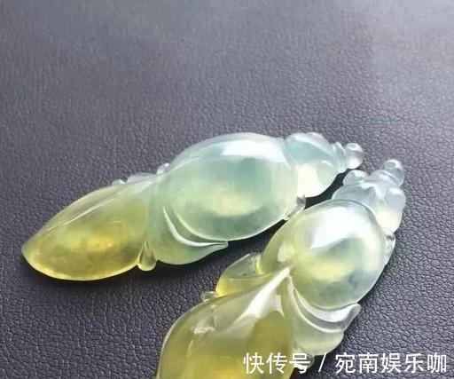 冰黄翡&出自缅甸一块全身脱沙发黑的赌料,取出了完美的冰黄翡一镯两牌