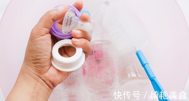 奶瓶|有种“偷懒”叫开水烫奶瓶,大人是方便了,可孩子被“坑”了