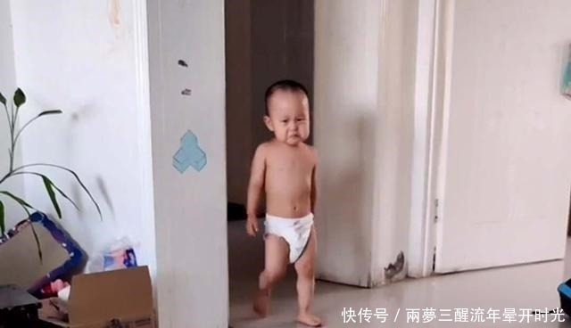 沙发|萌娃半夜不睡被妈妈赶下床,宝爸幸灾乐祸躺沙发儿子,爸懂你