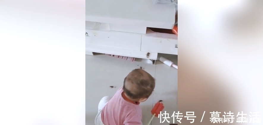 熊孩子|妈妈洗碗的工夫,回头发现姐姐把妹妹头发剃了,网友:这技术不行