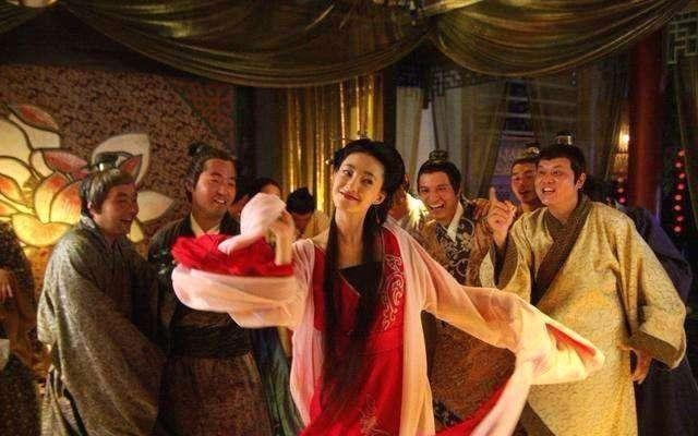 受尽|姐妹共侍一帝,受尽荣宠却先后惨死,妹妹还被制成“骨琵琶”