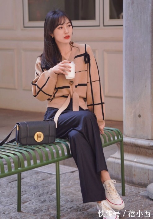 乐福鞋 终于明白“奶奶衫”为什么是2022最火单品,简约耐看还显瘦,超美