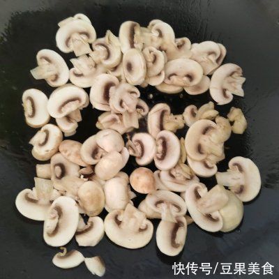 我奶奶教我的清炒白蘑菇的技巧，一定要加它才好吃