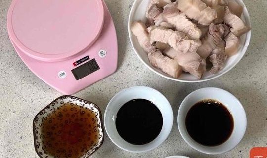 加料酒|红烧肉是先煸肉还是先炒糖色？学会正确做法，肥而不腻颜色红亮