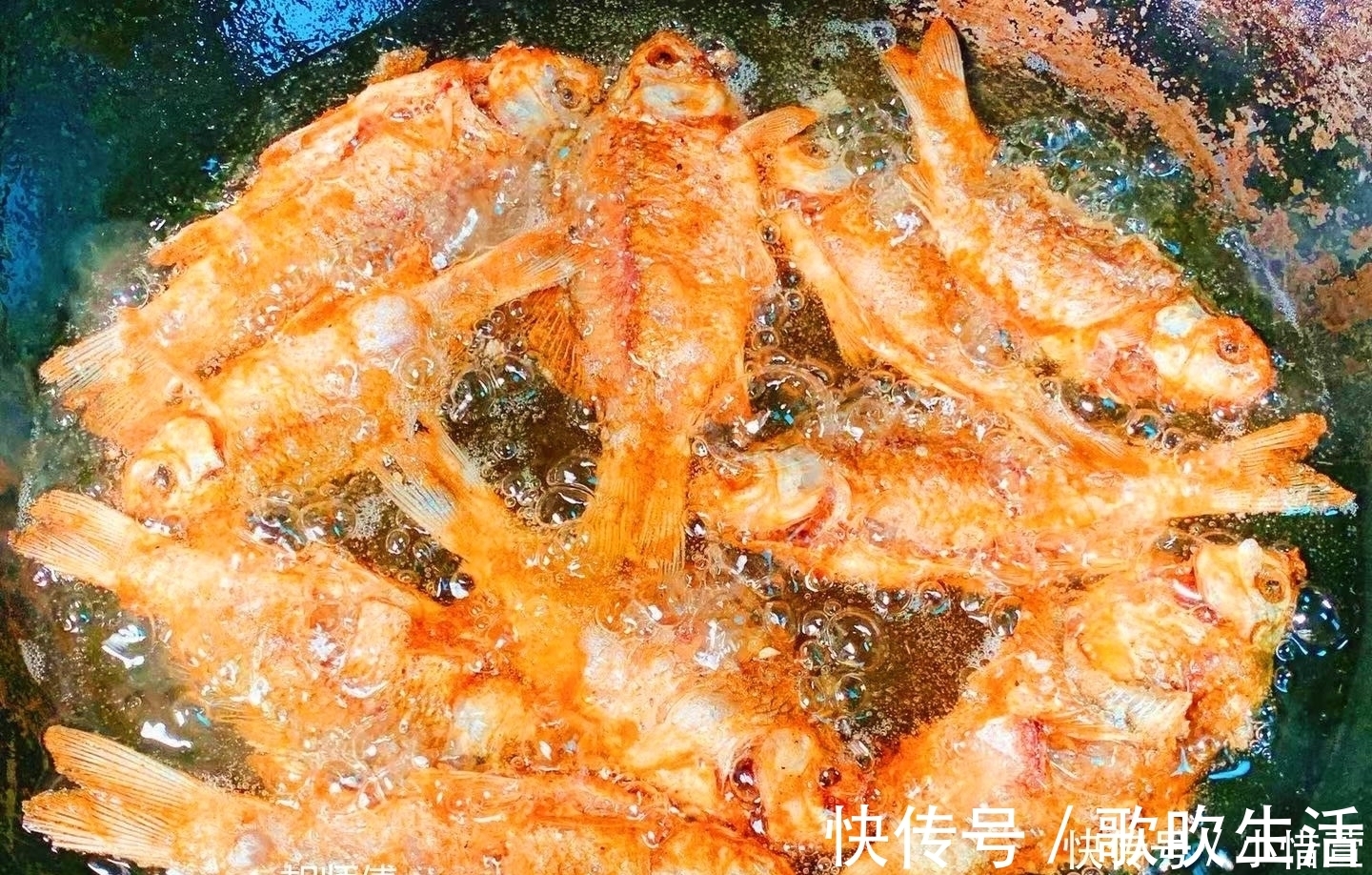 面粉|炸鲫鱼时,用面粉还是淀粉?大厨教您一招,鲫鱼外酥里嫩,真香