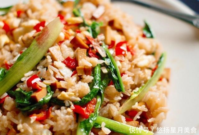 这样炒蛋炒饭十分好吃,而且极其简单,没那么复杂